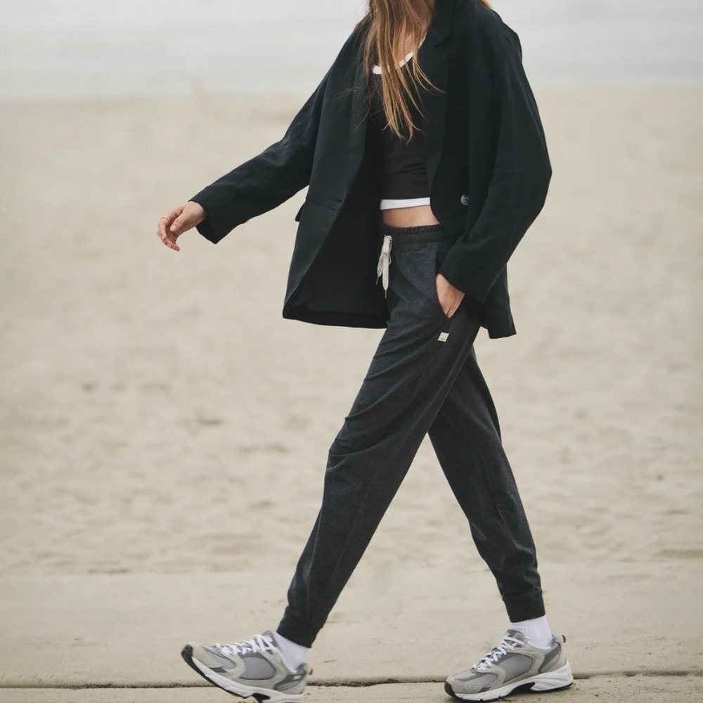 Vuori Performance Jogger In Charcoal Heather Size Small